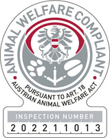 Graues und rotes Siegel mit Text „ANIMAL WELFARE COMPLIANT“ und „PURSUANT TO ART. 18 AUSTRIAN ANIMAL WELFARE ACT“.
