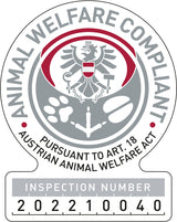 Rundes Logo mit rotem und grauem Adler, Aufschrift: "Animal Welfare Compliant" und "Inspection Number 202210040".