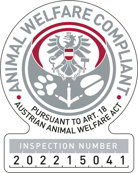Rundes Emblem mit Adler, Pfotenabdruck und Text: "Animal Welfare Compliant" und "Pursuant to Art. 18 Austrian Animal Welfare Act".