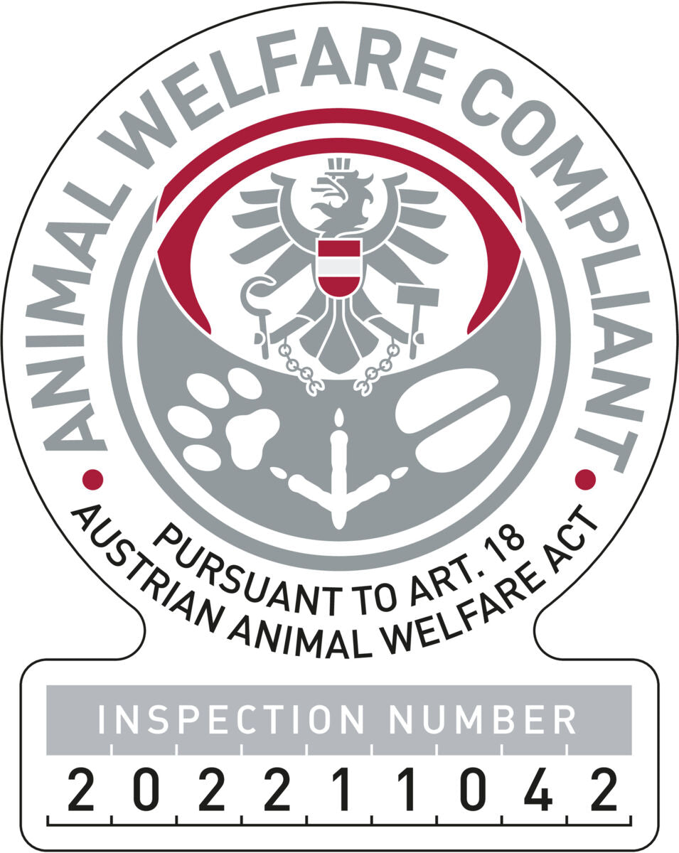 Rundes Siegel mit Adler und Text „Animal Welfare Compliant, Pursuant to Art. 18, Austrian Animal Welfare Act“ und Inspektionsnummer 202211042.