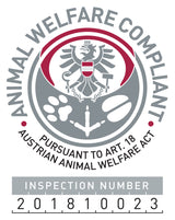 Graues Emblem mit rot-weißem Adler, Pfotenabdruck, "Animal Welfare Compliant", "Pursuant to Art. 18", "Inspection Number 201810023".