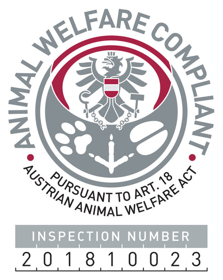 Graues Emblem mit rot-weißem Adler, Pfotenabdruck, "Animal Welfare Compliant", "Pursuant to Art. 18", "Inspection Number 201810023".