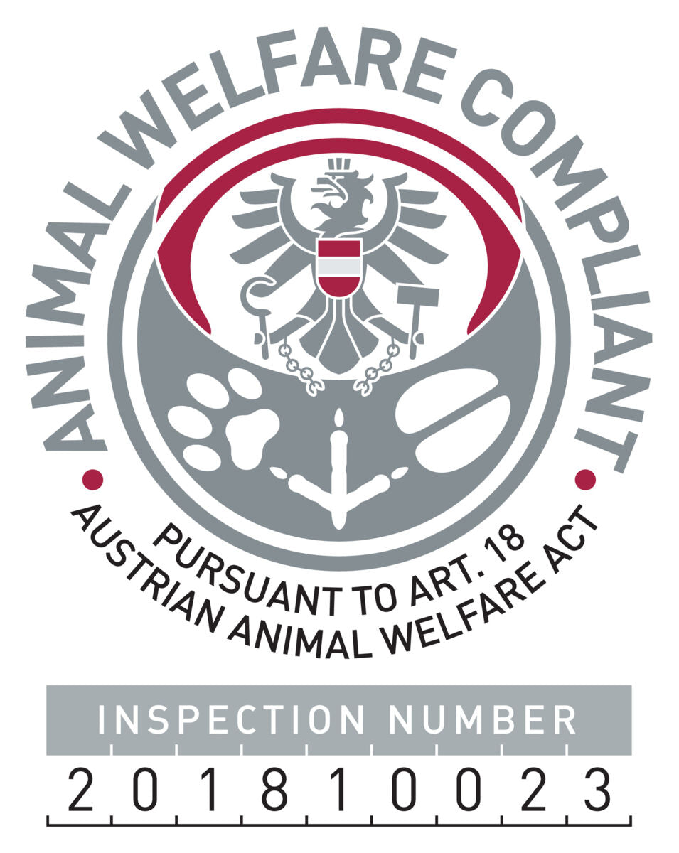 Graues Emblem mit rot-weißem Adler, Pfotenabdruck, "Animal Welfare Compliant", "Pursuant to Art. 18", "Inspection Number 201810023".