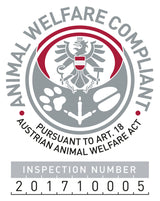 Rundes Emblem mit Adler, Pfoten und Text "Animal Welfare Compliant" und "Pursuant to Art. 18 Austrian Animal Welfare Act", Inspektionsnummer darunter.