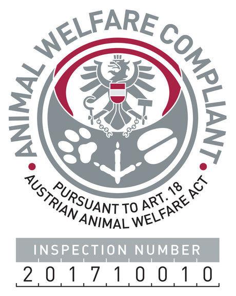 Graues und rotes Siegel mit Adler, Tatzenabdrücken und Text: "ANIMAL WELFARE COMPLIANT" und "INSPECTION NUMBER 201710010".