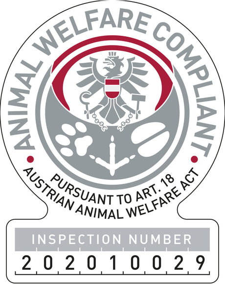 Siegel mit Adler und Text "ANIMAL WELFARE COMPLIANT" in Grau und Rot, darunter Inspektionsnummer 202010029.