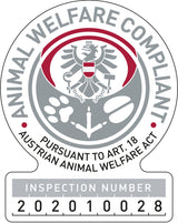 Rundes Emblem mit Adler, Tatzenabdrücken, griechischer Spalte, Text: "ANIMAL WELFARE COMPLIANT" und Inspektionsnummer.