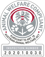 Rundes Siegel mit Adler, Pfotenabdrücken und Text „Animal Welfare Compliant“ und „Austrian Animal Welfare Act“.