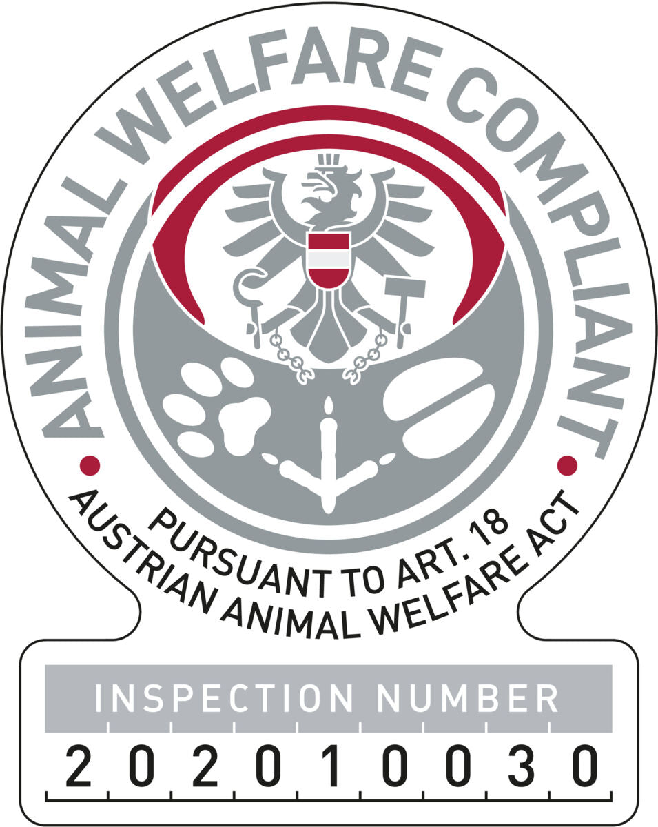 Rundes Siegel mit Adler, Pfotenabdrücken und Text „Animal Welfare Compliant“ und „Austrian Animal Welfare Act“.