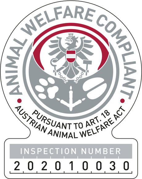 Rundes Siegel mit Adler, Pfotenabdrücken und Text „Animal Welfare Compliant“ und „Austrian Animal Welfare Act“.
