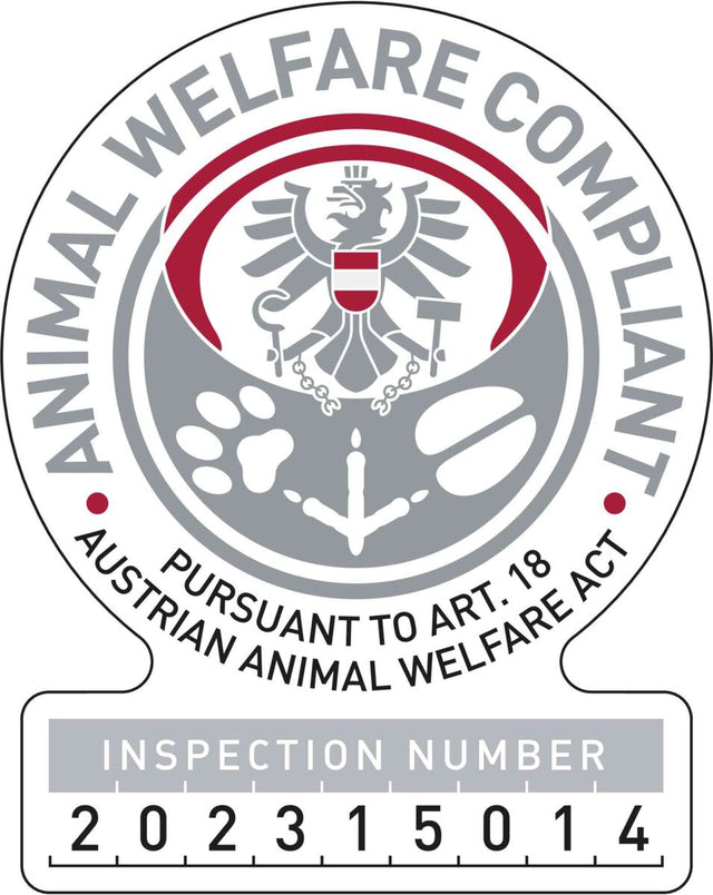 Das Bild zeigt ein Siegel mit einem Adler und einem Wappen, Text "ANIMAL WELFARE COMPLIANT" und "202315014".