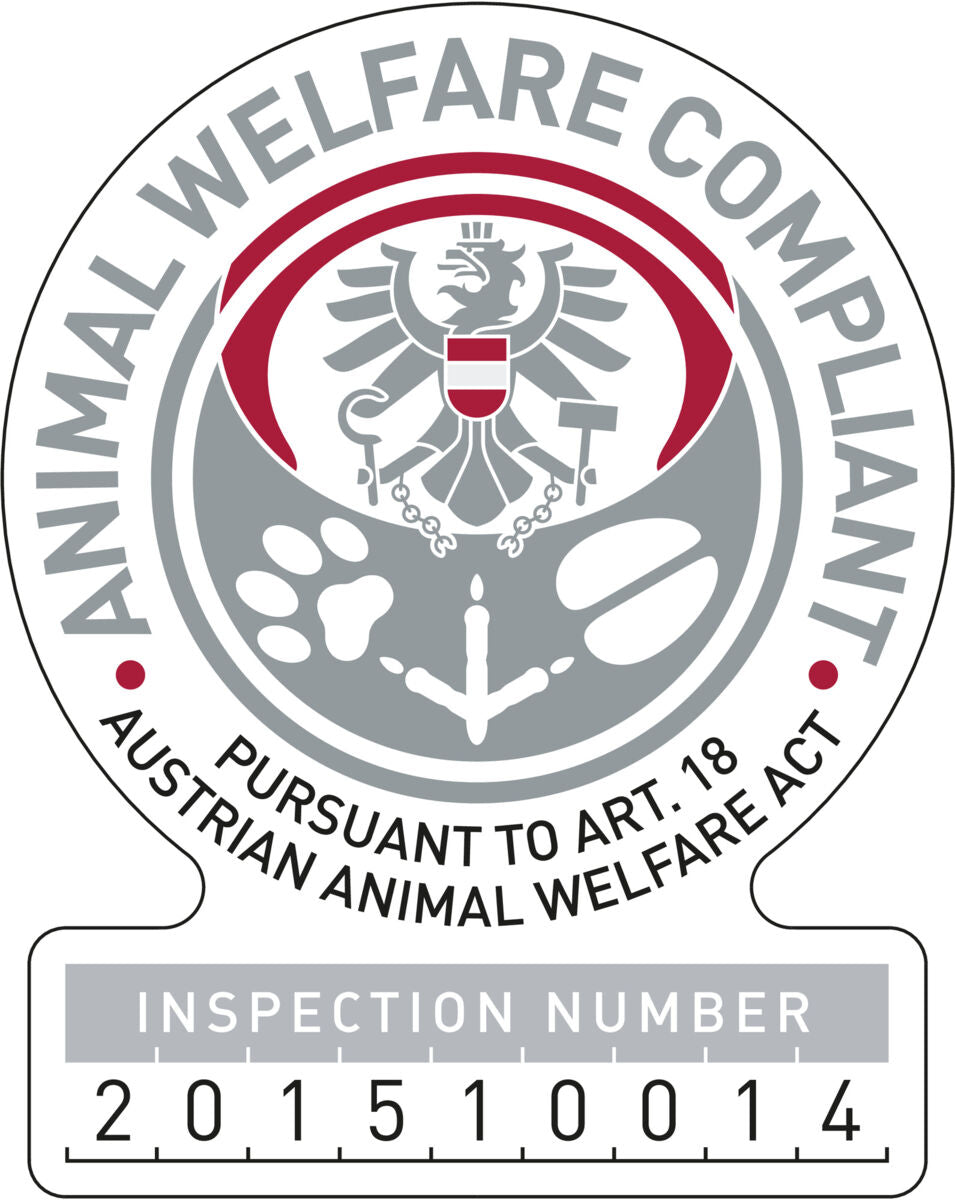 Rundes Siegel mit Adler und Text "Animal Welfare Compliant" sowie "Inspection Number 201510014" in Grau und Rot.