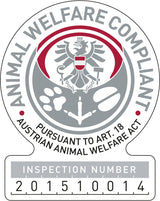 Rundes Siegel mit Adler und Text "Animal Welfare Compliant" sowie "Inspection Number 201510014" in Grau und Rot.