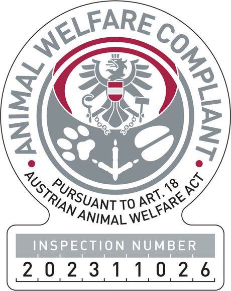 Emblem mit stilisiertem Adler, Pfotenabdruck, Text "Animal Welfare Compliant" und Inspektionsnummer 202311026.