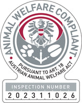 Emblem mit stilisiertem Adler, Pfotenabdruck, Text "Animal Welfare Compliant" und Inspektionsnummer 202311026.