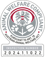 Siegel mit dem Text „Animal Welfare Compliant“, österreichischer Adler und Prüfnummer „202411022“ in Grau und Rot.