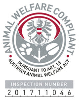Siegel mit Adler-Emblem, rotem und grauem Kreis, Text: "Animal Welfare Compliant" und "Pursuant to Art. 18 Austrian Animal Welfare Act".