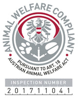 Ein Siegel mit einem Adler, Tatzenabdrücken und einem Anker, mit Schriftzug "ANIMAL WELFARE COMPLIANT" und Inspektionsnummer.