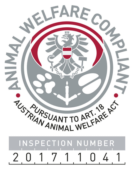 Ein Siegel mit einem Adler, Tatzenabdrücken und einem Anker, mit Schriftzug "ANIMAL WELFARE COMPLIANT" und Inspektionsnummer.