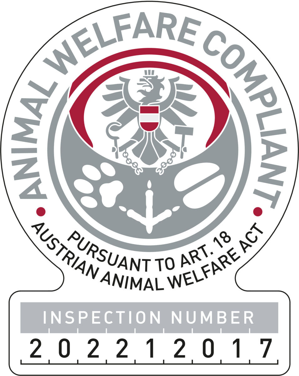 Logo mit Adler, grauen und roten Elementen, Text "Animal Welfare Compliant" und "Pursuant to Art. 18 Austrian Animal Welfare Act", Inspektionsnummer 202212017.