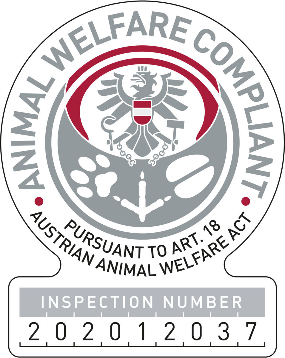 Siegel mit Adler, Text "ANIMAL WELFARE COMPLIANT" und Nummer "202012037", Farben Grau, Rot, Weiß.