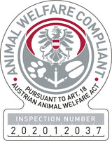 Siegel mit Adler, Text "ANIMAL WELFARE COMPLIANT" und Nummer "202012037", Farben Grau, Rot, Weiß.