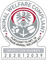 Siegel mit Adler, zwei Pfotenabdrücken und Schriftzug "Animal Welfare Compliant" sowie Prüfnummer 202012039.