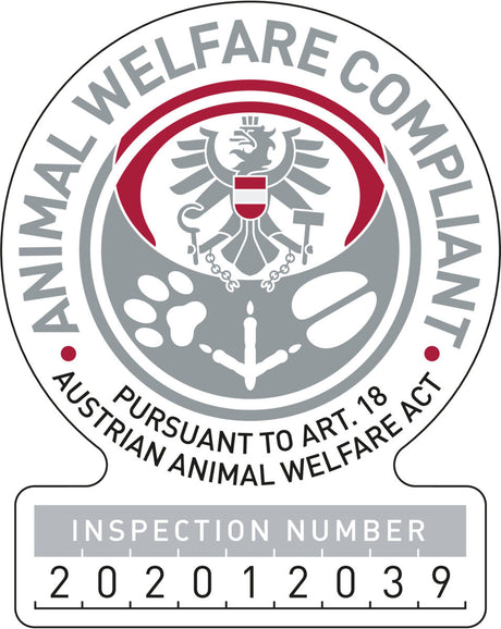 Siegel mit Adler, zwei Pfotenabdrücken und Schriftzug "Animal Welfare Compliant" sowie Prüfnummer 202012039.