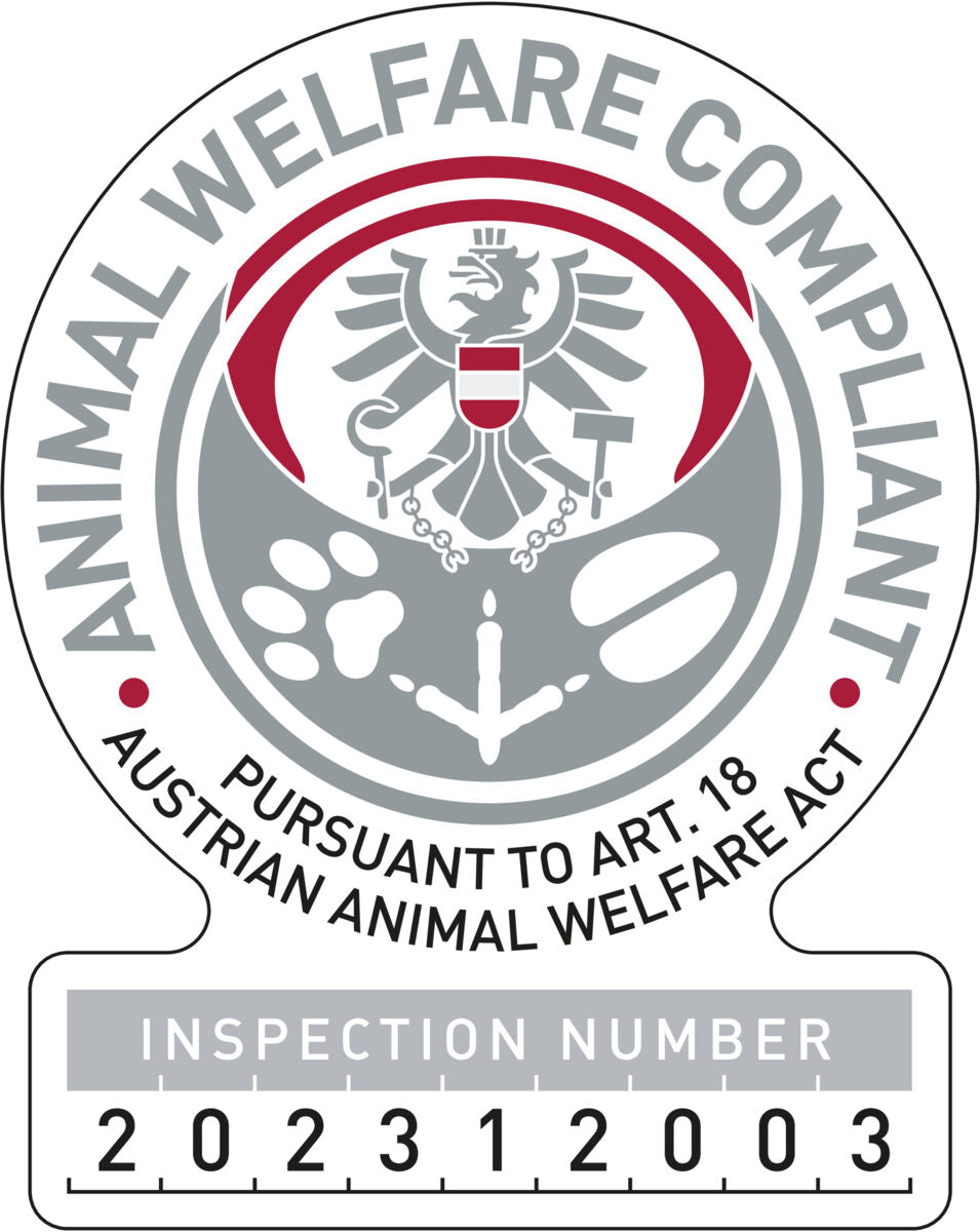 Siegel mit einem Adler und Tierpfoten zeigt den Text "ANIMAL WELFARE COMPLIANT" und "INSPECTION NUMBER 202312003".