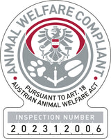 Siegel mit Text "ANIMAL WELFARE COMPLIANT" und "PURSUANT TO ART. 18 AUSTRIAN ANIMAL WELFARE ACT", Inspektionsnummer 202312006.