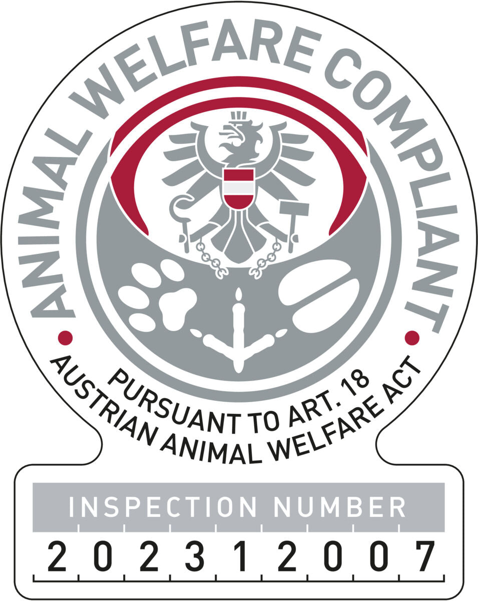 Stempel mit Adler, Tierpfoten und Text "Animal Welfare Compliant", Inspektionsnummer 202312007, in Grau und Rot.
