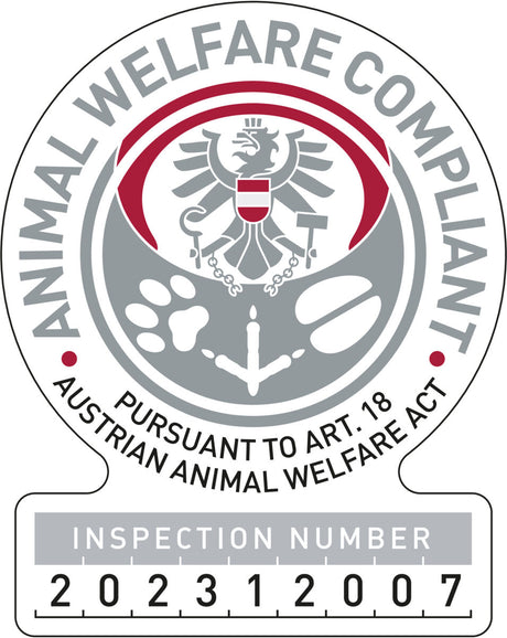 Stempel mit Adler, Tierpfoten und Text "Animal Welfare Compliant", Inspektionsnummer 202312007, in Grau und Rot.
