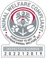 Rundes Emblem mit Adler, Pfotenabdruck und Inschrift "ANIMAL WELFARE COMPLIANT" und "INSPECTION NUMBER 202212019".