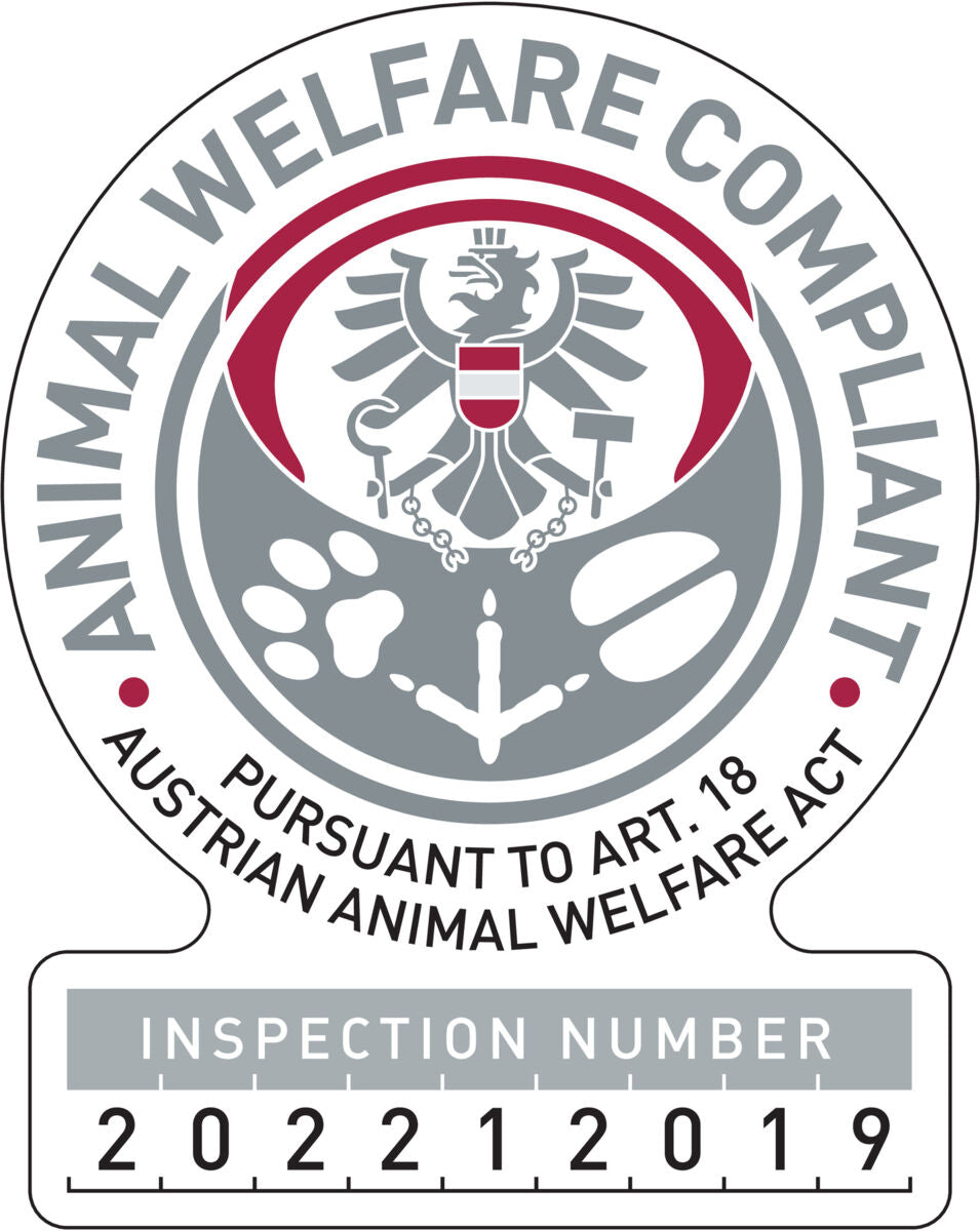 Rundes Emblem mit Adler, Pfotenabdruck und Inschrift "ANIMAL WELFARE COMPLIANT" und "INSPECTION NUMBER 202212019".