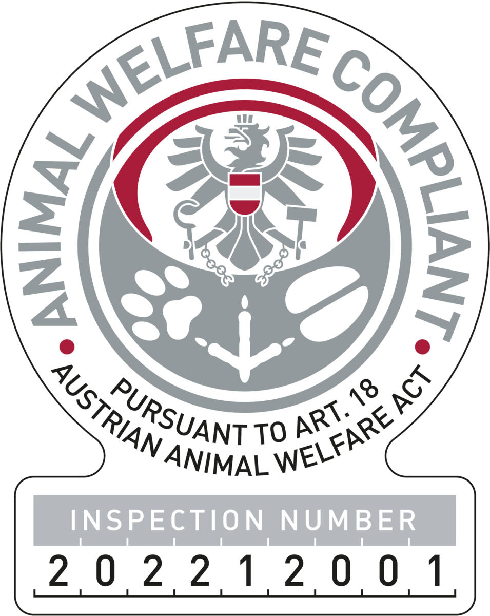 Tierwohl-Logo mit Adler, Pfotenabdruck und Text "ANIMAL WELFARE COMPLIANT" und "INSPECTION NUMBER 202212001".