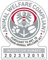 Abzeichen mit Adler und Text "ANIMAL WELFARE COMPLIANT" sowie "PURSUANT TO ART. 18 AUSTRIAN ANIMAL WELFARE ACT". Inspektionsnummer: 202312010.