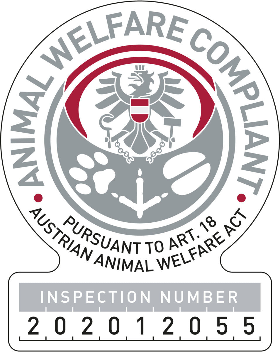 Tierwohl-Siegel mit österreichischem Wappen, Text „ANIMAL WELFARE COMPLIANT“, Prüfnummer 202012055 darunter.