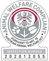 Tierwohl-Siegel mit österreichischem Wappen, Text „ANIMAL WELFARE COMPLIANT“, Prüfnummer 202012055 darunter.