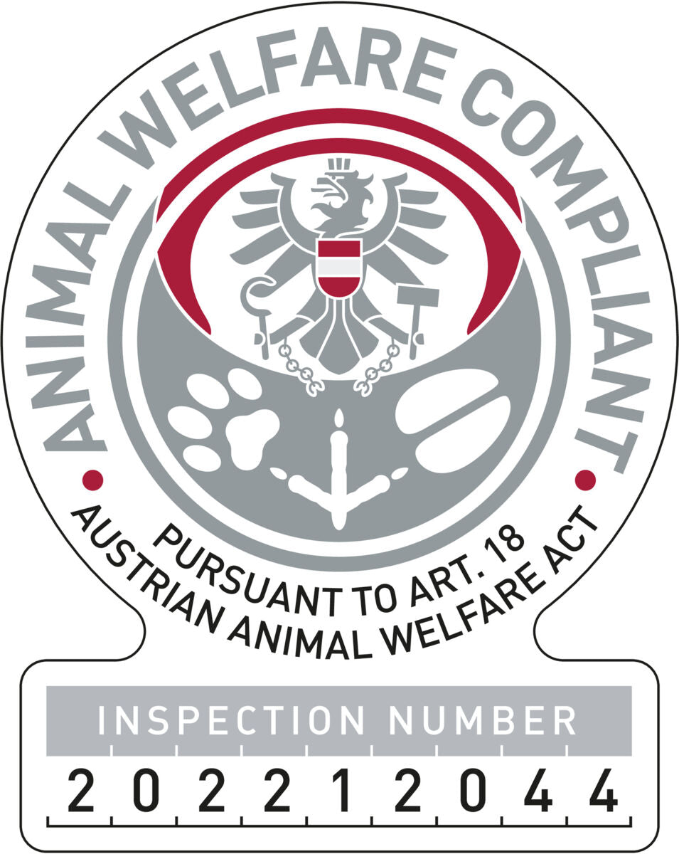 Rundes Emblem mit Adler, roten und grauen Elementen, Text "ANIMAL WELFARE COMPLIANT" und Inspektionsnummer 202212044.