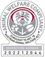 Rundes Emblem mit Adler, roten und grauen Elementen, Text "ANIMAL WELFARE COMPLIANT" und Inspektionsnummer 202212044.