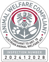 Abzeichen mit österreichischem Adler, Text "Animal Welfare Compliant" und Prüfnummer 202412028 in Grau und Rot.
