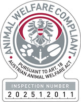 Abzeichen mit dem Text "ANIMAL WELFARE COMPLIANT" und Inspektionsnummer "202512011" um ein österreichisches Emblem.