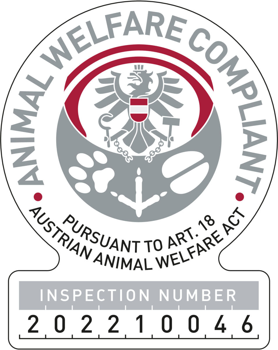 Siegel mit Adler und Schriftzug "ANIMAL WELFARE COMPLIANT" und "PURSUANT TO ART. 18 AUSTRIAN ANIMAL WELFARE ACT".
