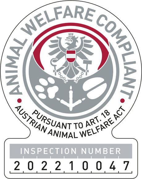 Rundes Siegel in Grau und Rot mit Adler, Tierpfoten und Hufeisen, Text: „Animal Welfare Compliant“ und „Inspection Number 202210047“.
