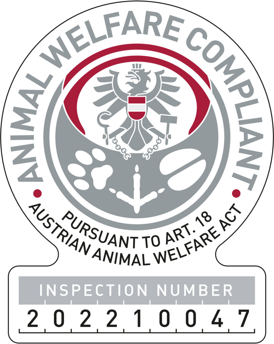 Rundes Siegel in Grau und Rot mit Adler, Tierpfoten und Hufeisen, Text: „Animal Welfare Compliant“ und „Inspection Number 202210047“.