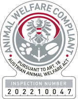 Rundes Siegel in Grau und Rot mit Adler, Tierpfoten und Hufeisen, Text: „Animal Welfare Compliant“ und „Inspection Number 202210047“.