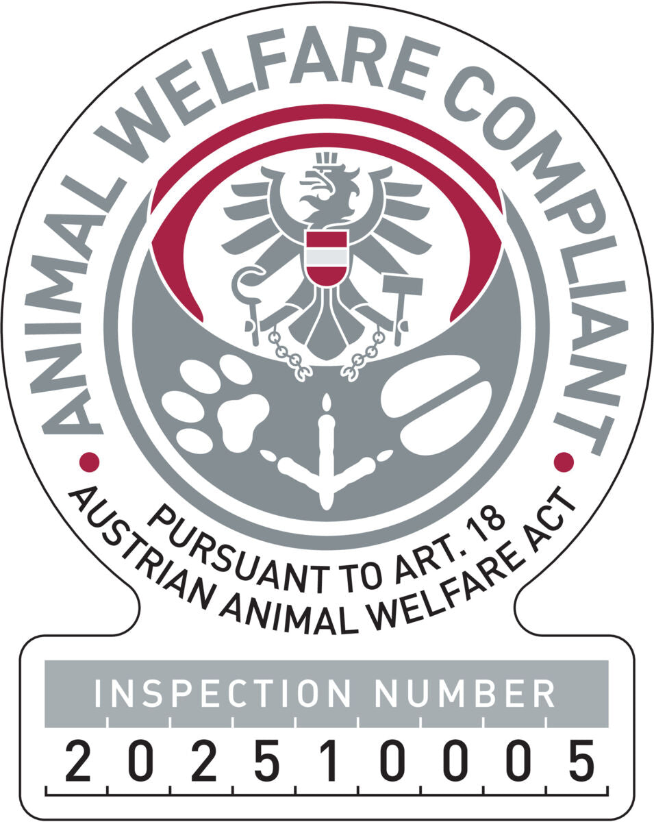 Emblem in Grau und Rot mit Adler-Symbol, Schriftzug "Animal Welfare Compliant", Inspektionsnummer 202510005.