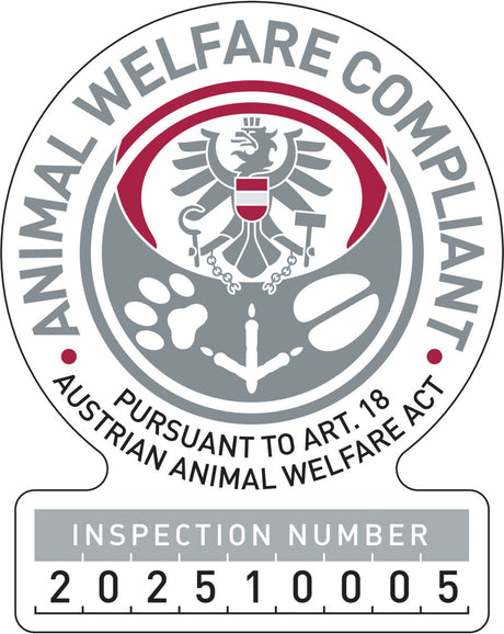 Emblem in Grau und Rot mit Adler-Symbol, Schriftzug "Animal Welfare Compliant", Inspektionsnummer 202510005.