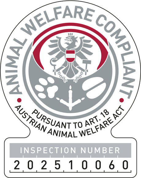 Ein Siegel mit Adler, Pfotenabdruck und Waage, Text enthält "Animal Welfare Compliant", "Pursuant to Art. 18" und Inspektionsnummer 202510060.