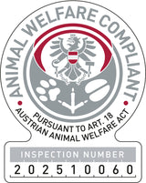 Ein Siegel mit Adler, Pfotenabdruck und Waage, Text enthält "Animal Welfare Compliant", "Pursuant to Art. 18" und Inspektionsnummer 202510060.
